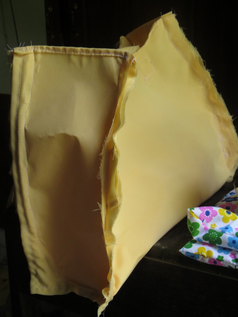 jahit kedua kain kotak ke kain utama membentuk tas.